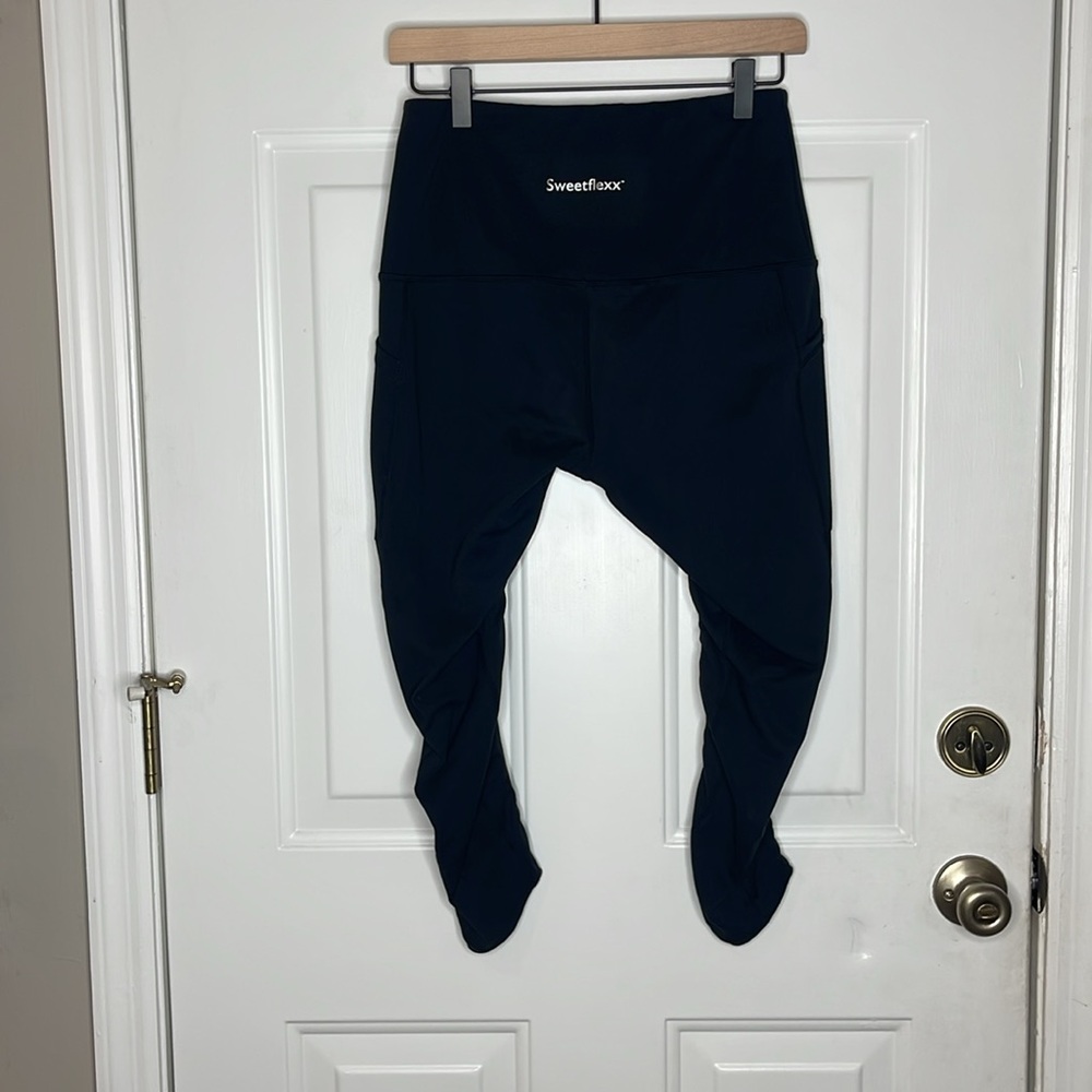 Sweetflexx Black Capris + Pockets | Hi-Rise | Resistance Leggings, Size 8 - Picture 8 of 10